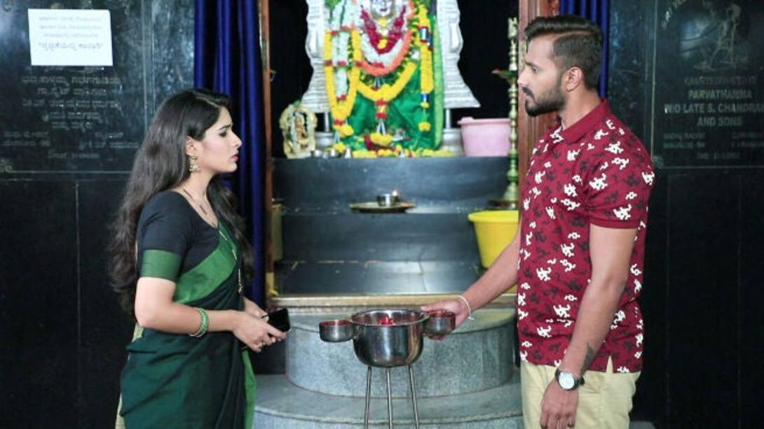 Arya-Maithili visit the temple