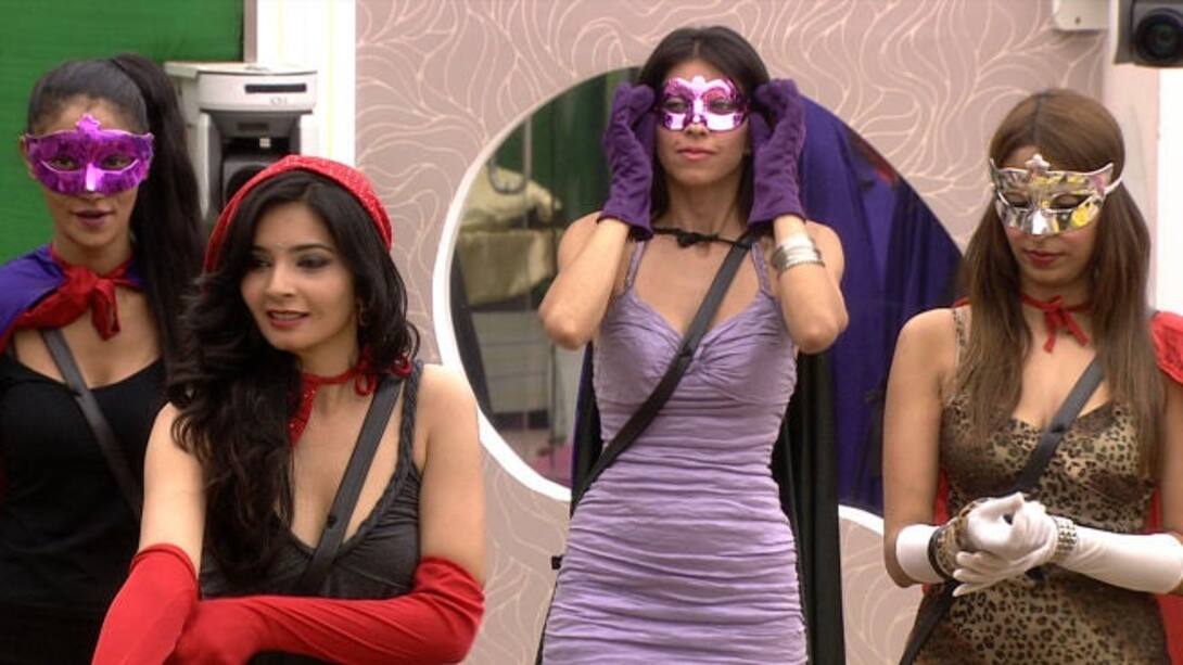 The housemates turn into Superheroes