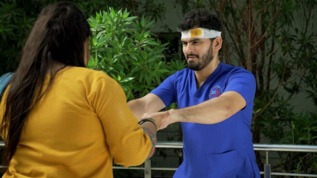 Anokhi helps Abhay in practicing