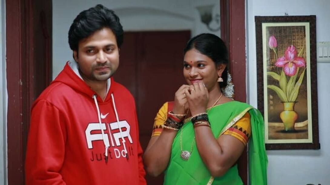 Valli and Karthick gift each other