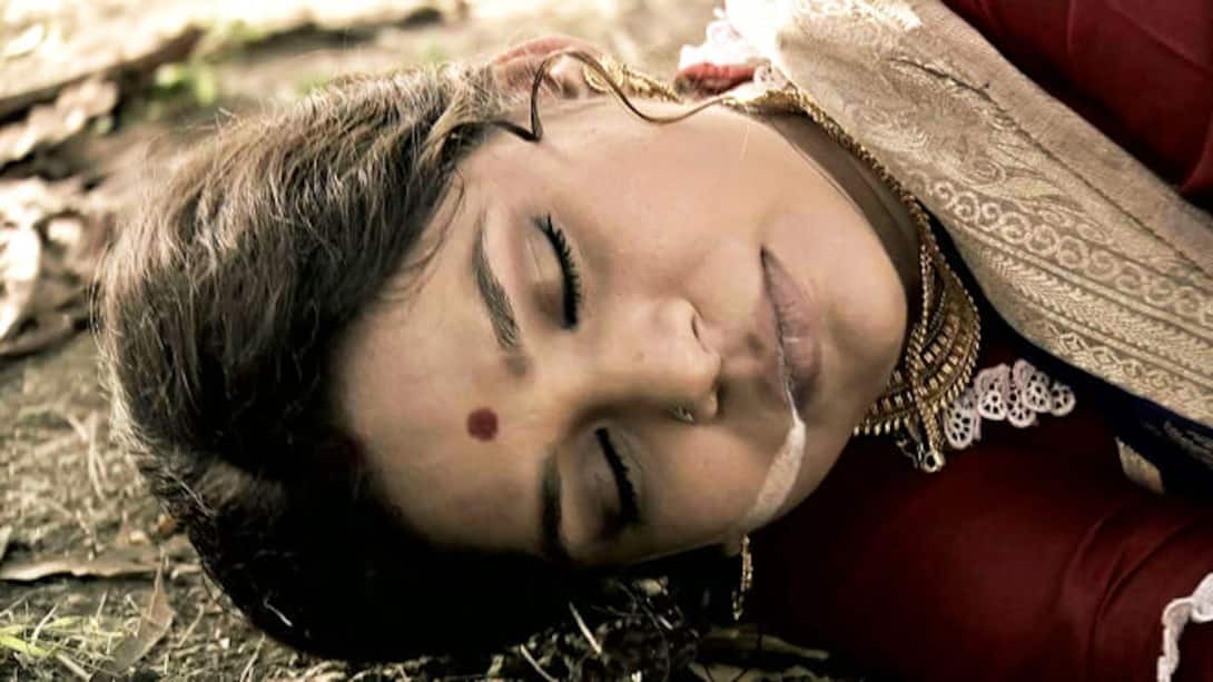 Durgorohoshyo: Haripriya's dead body