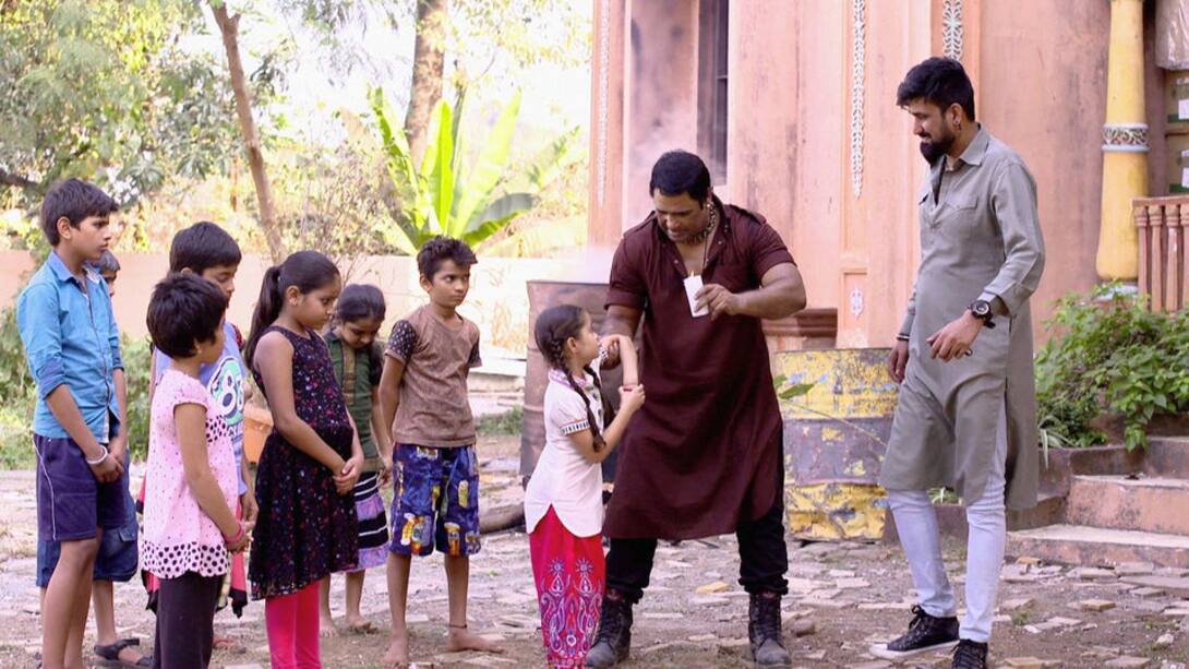 Devanshi finds herself in a begging racket