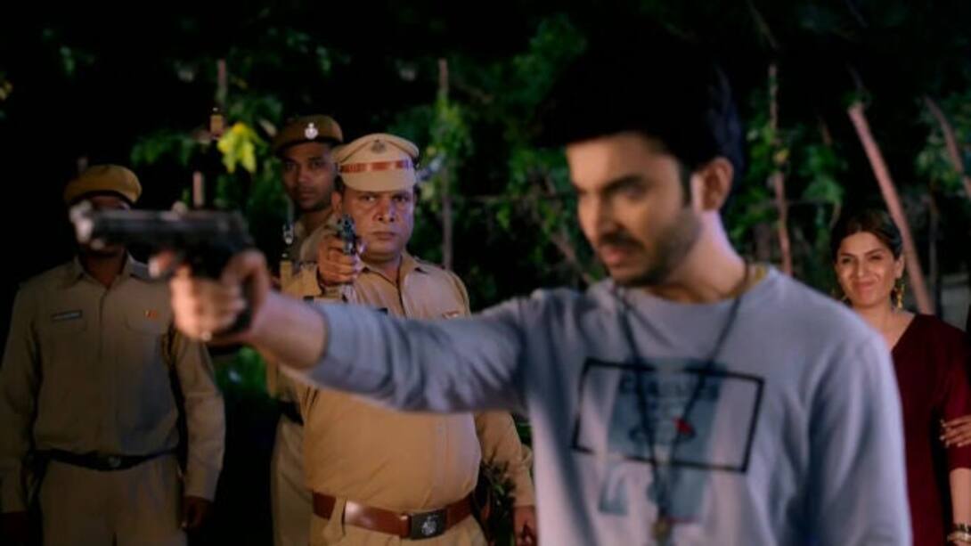 Chintu is shot by the police!