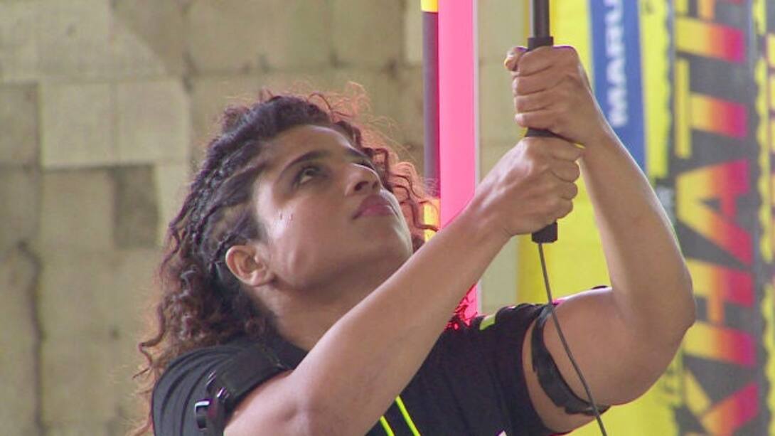 Malishka can't keep steady hands!