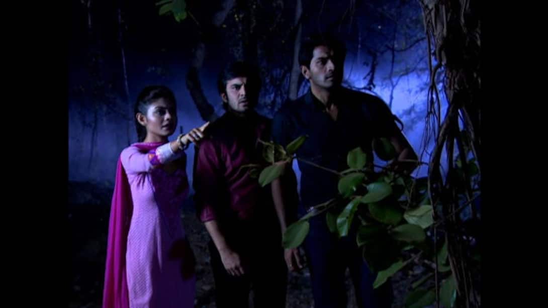 Meethi, Akash, and Vishnu look for Ambika