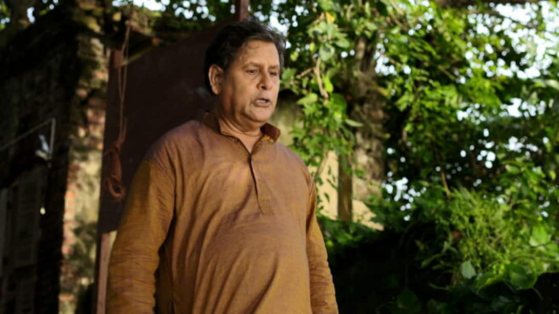 Gauri's father tries to kill himself