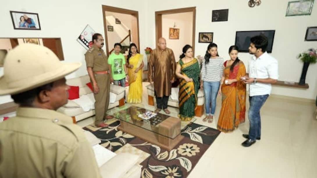 Akshay saves Nandini and Aditi