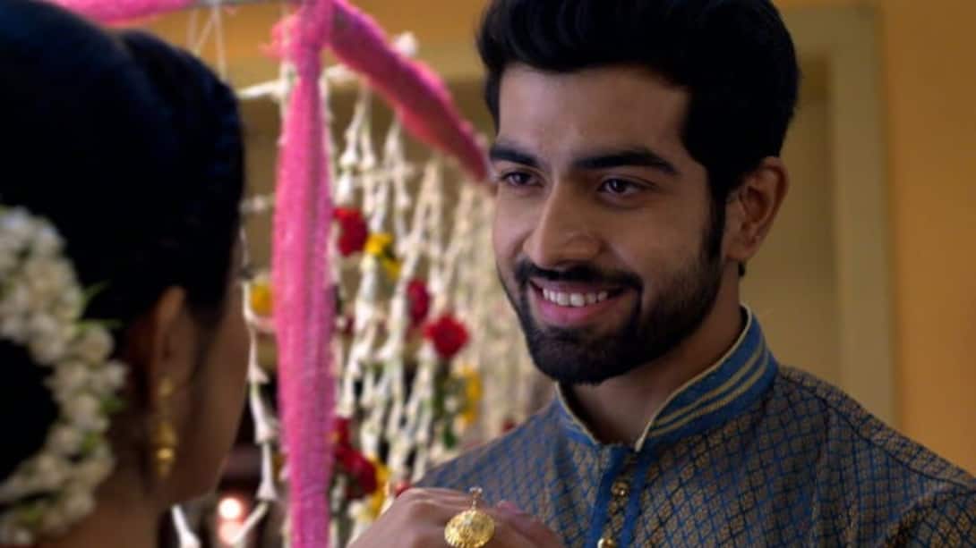 Sanjit gives Durga a gold ring