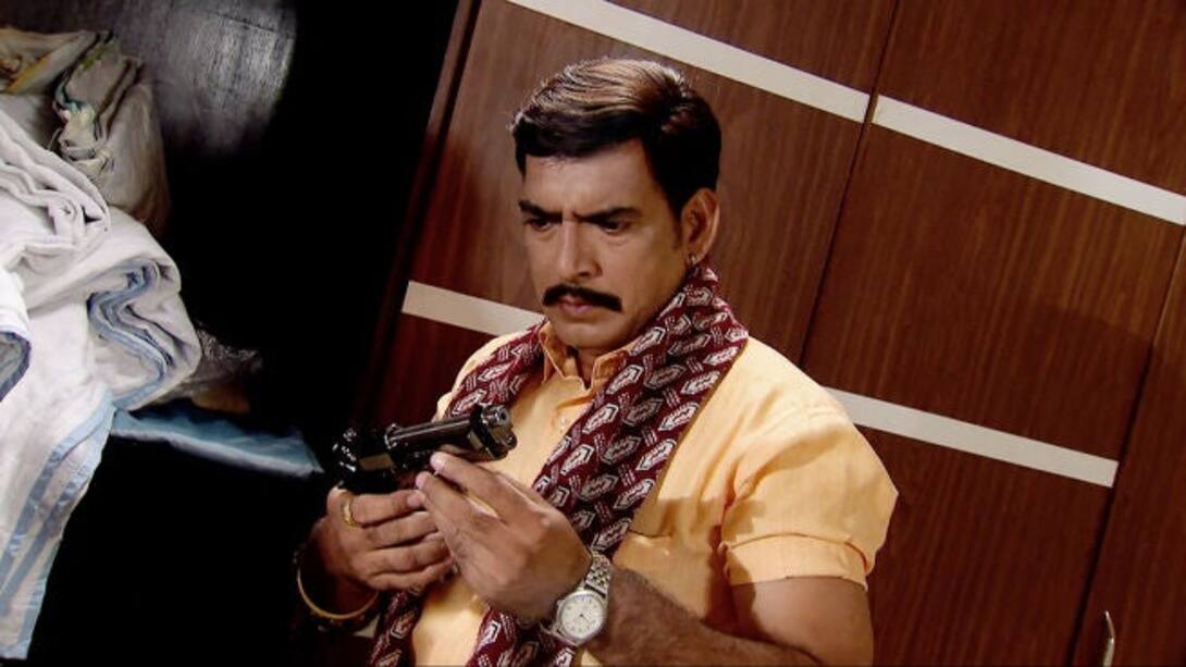 Raghu Kaka is startled to find a gun in Saili's room
