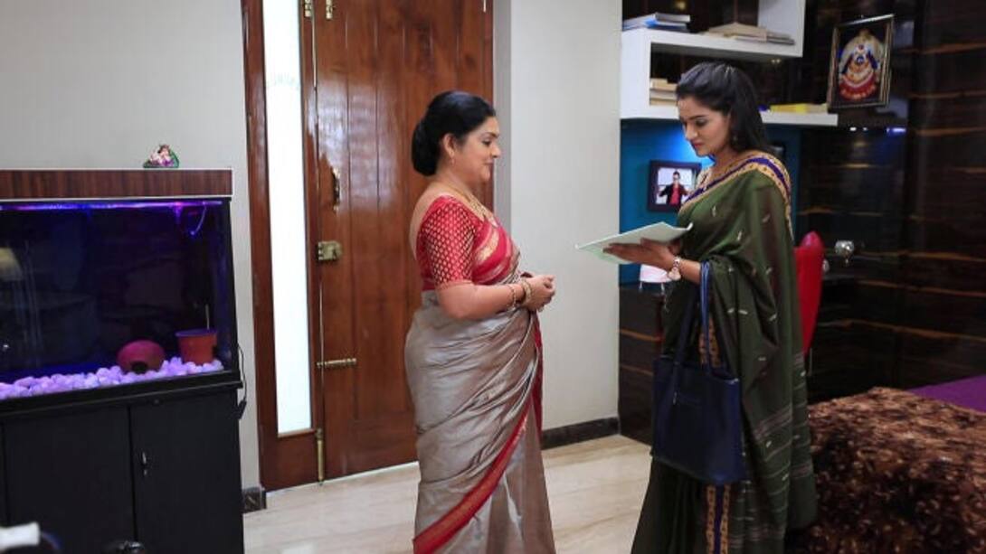 Bhuvi receives a concealed envelope!