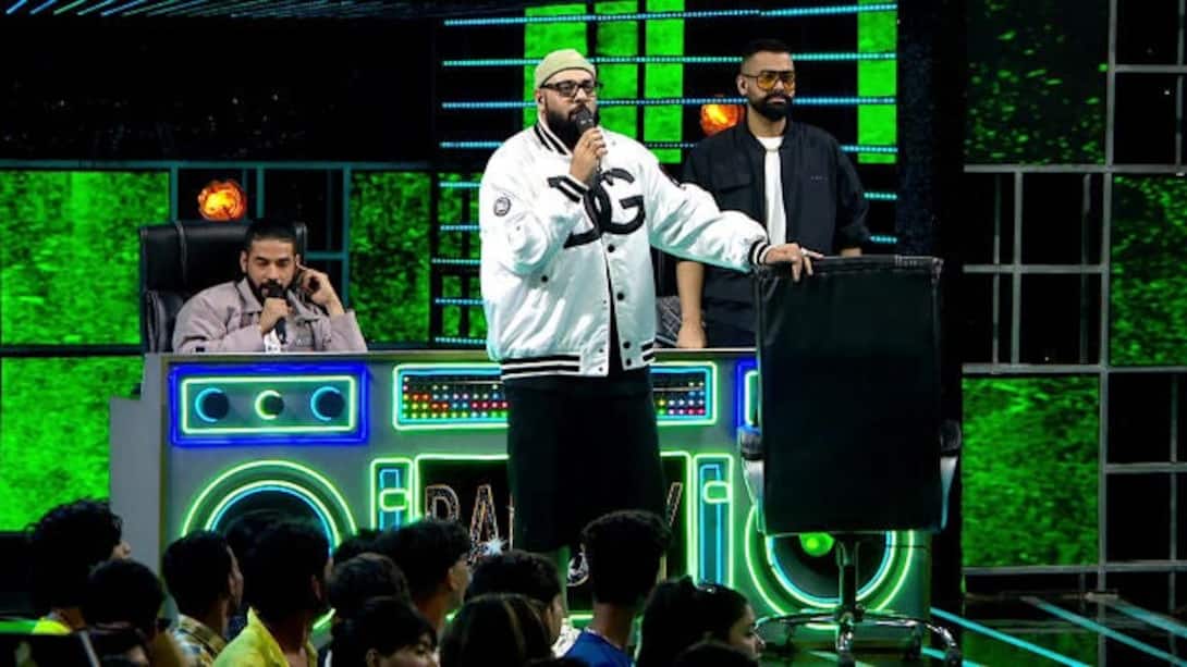 Badshah throws his chair onstage!