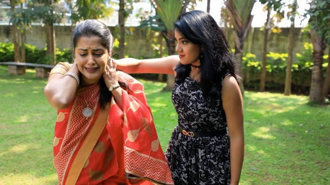 Kanchana attacks Nandini