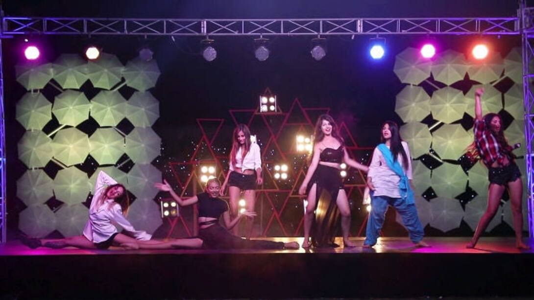 The girl's captivating performance!