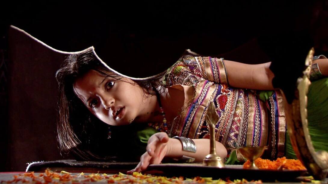 Suri overhears Mangaldas's plan