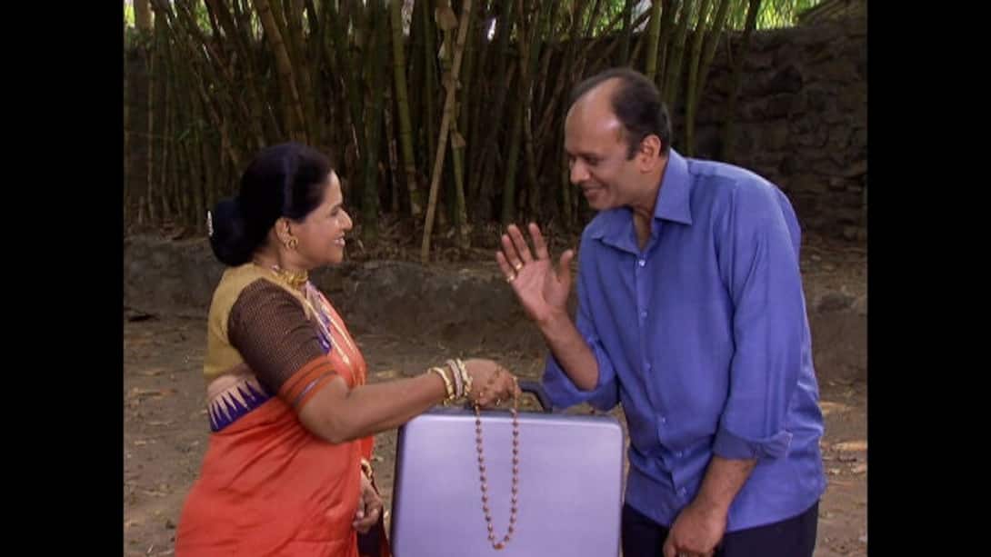 Nirmala gives money to Keshavrao