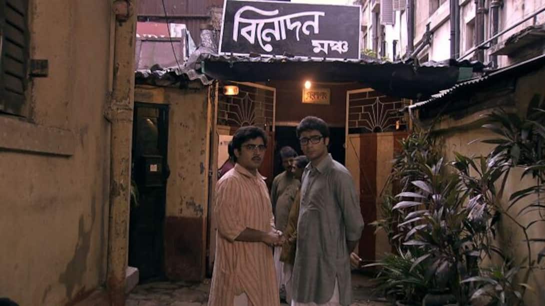 Rakter Daag: Byomkesh is hired by a man to investigate his own murder