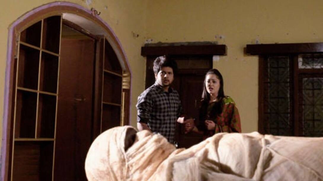 Akshay and Nandini find Kanchana's mummified body