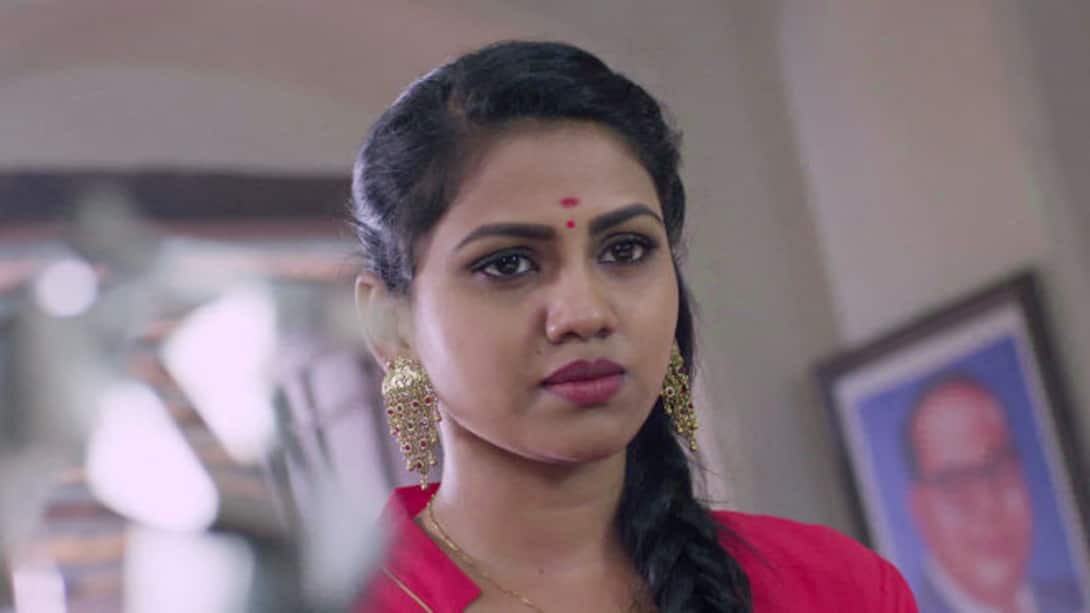 Pavithra comes to Varun's aid!
