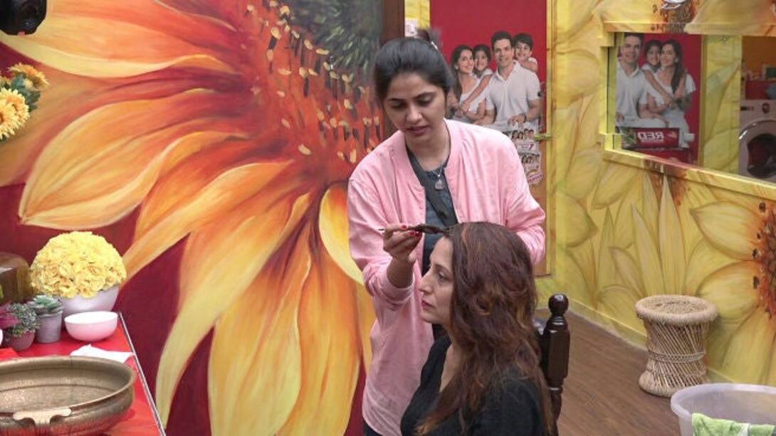 Watch Veena's Confident Look! Video Online(HD) On JioCinema