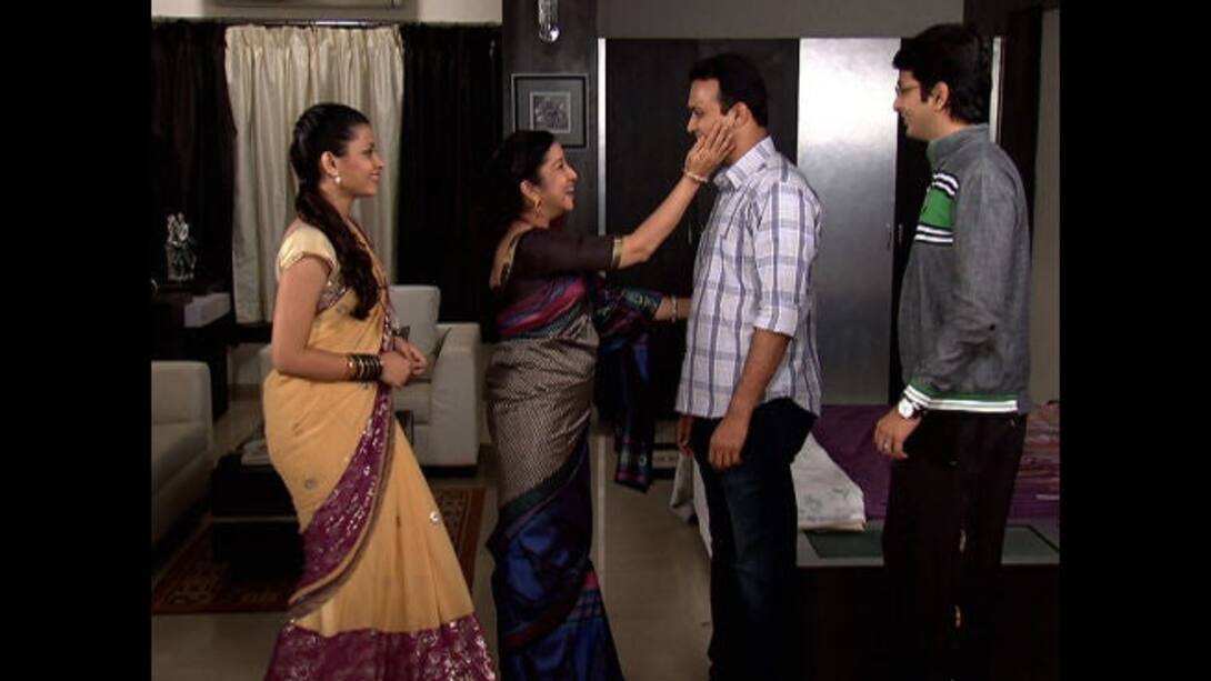Raghu gives a gift to Ankita