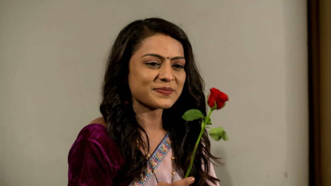 Rudra gives Dhara roses