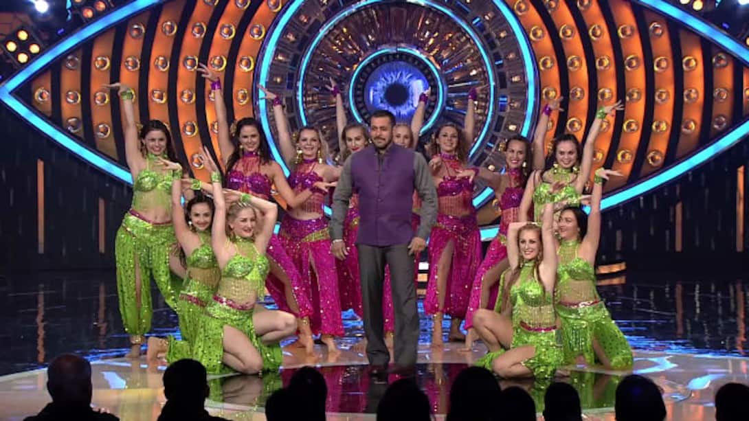 Salman gives contestants 'Bahar ki khabar'