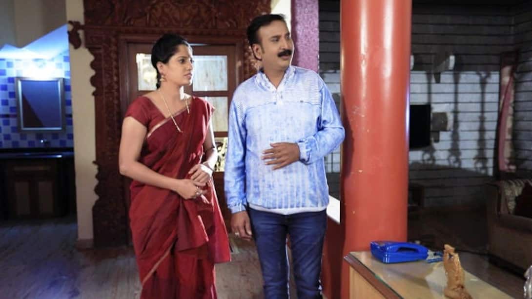 Chitra attracts Sudha and Surendra's attention