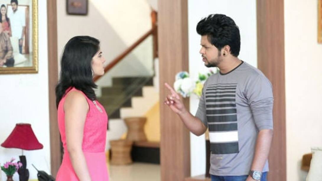 Kanchana argues with Akshay