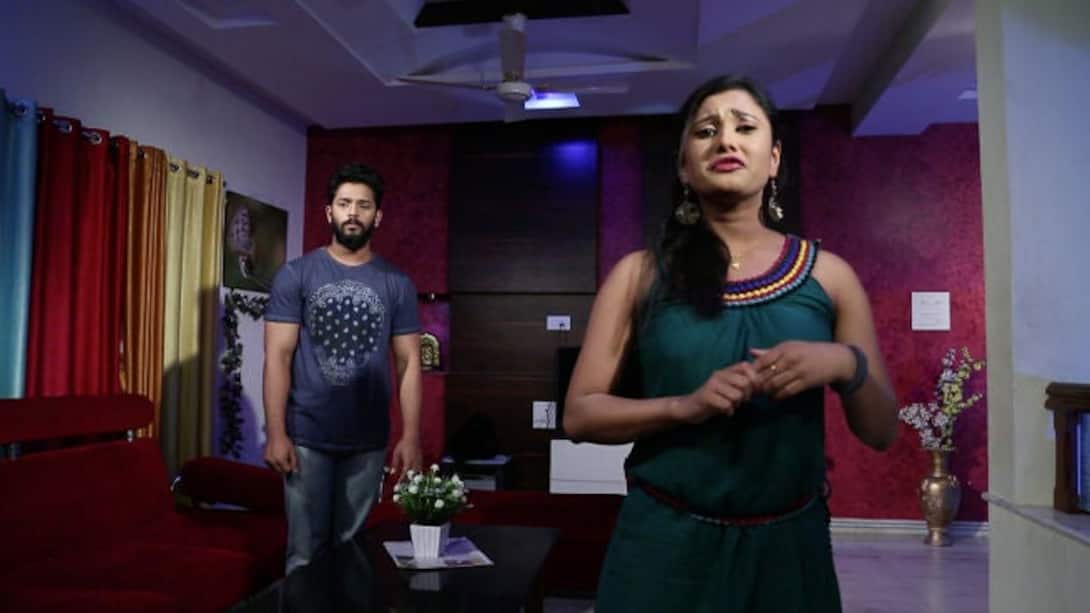 Akash thwarts Chitra's advances