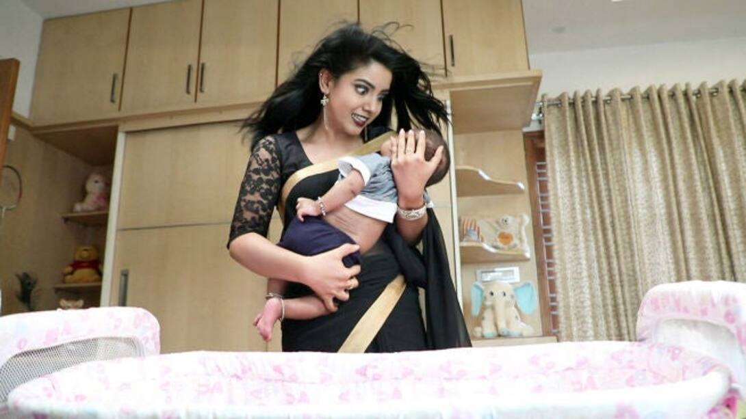 Kanchana steals the baby