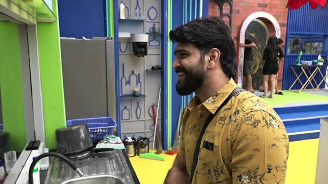 Roopesh-Saanya's flirty exchange