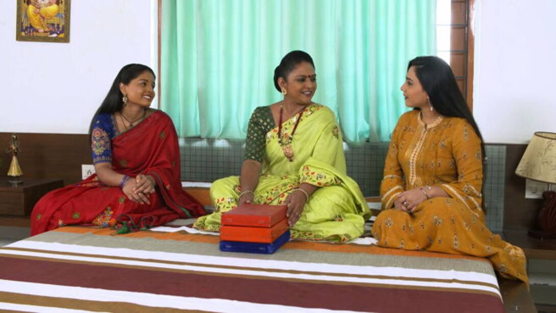 Suvarna gives Rashi and Priyanka ornaments