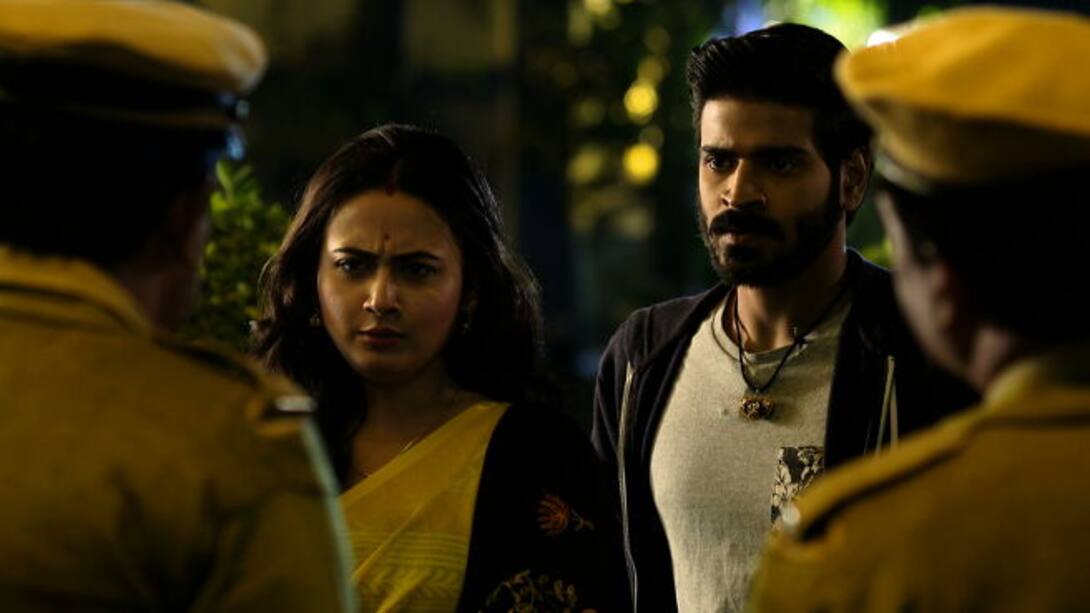 Gauri saves Rudra from the police