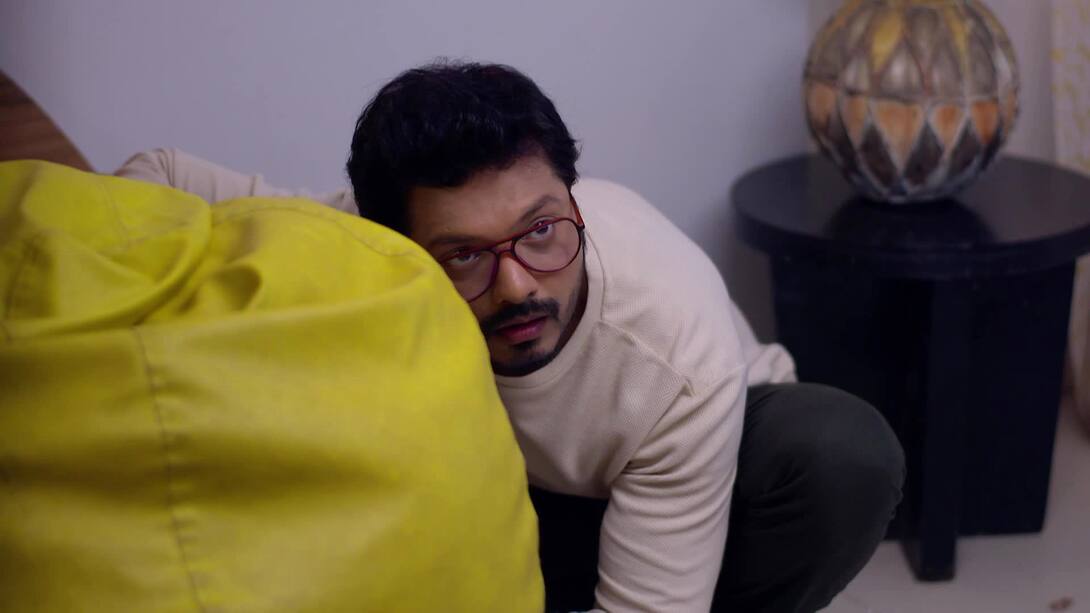 Rajvardhan sneaks into Kaveri's room