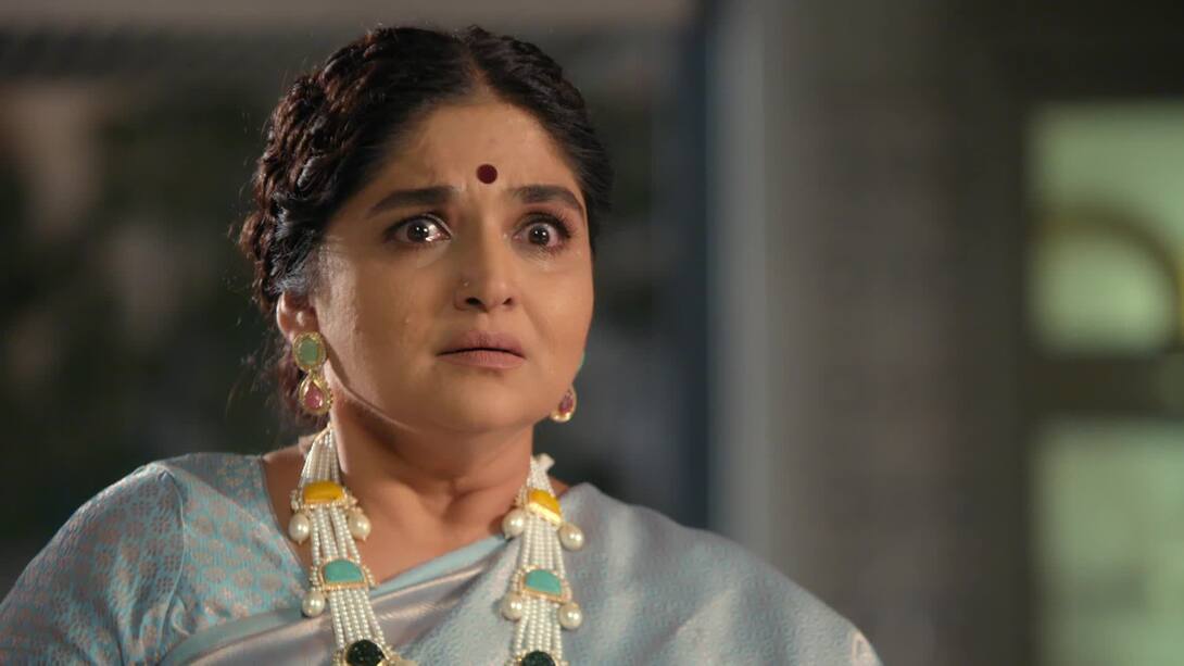 Vedika feels Raksham's presence!