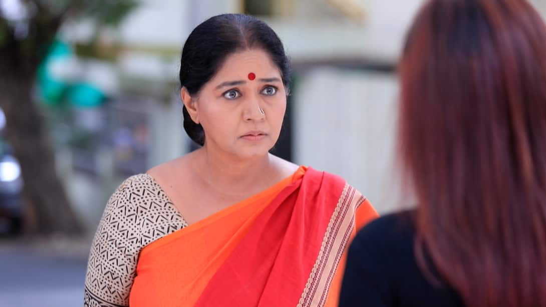Shakuntala slapped Shweta in the middle of the road