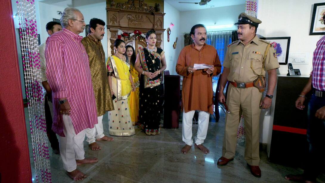 The police come for Daadaji's family