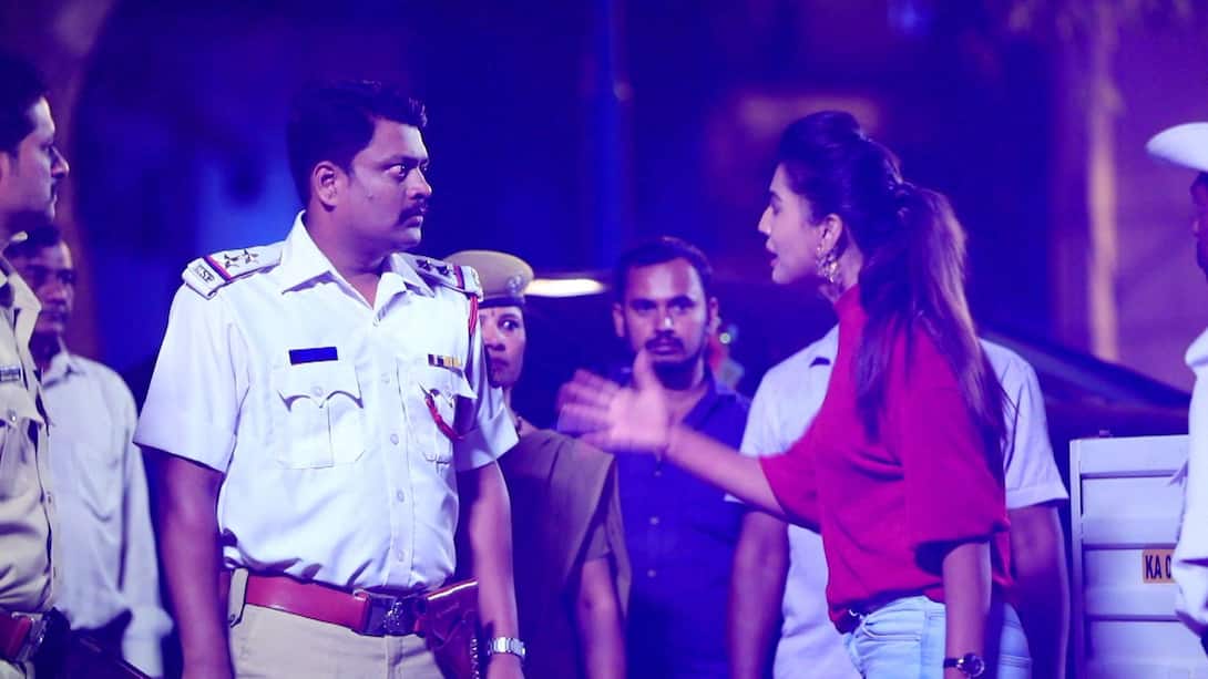 Varudhini argues with the police!