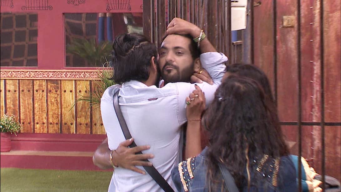 Day 49 and 50: Manu leaves the Bigg Boss house!