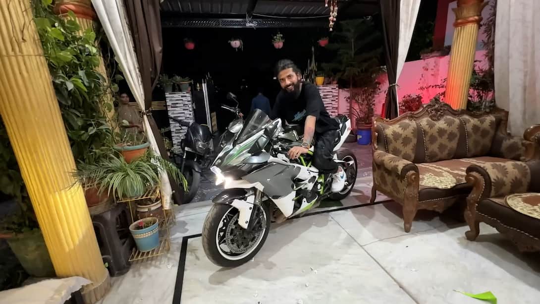 Apni dream superbike Kawasaki Ninja H2 ko finally sell kardiya